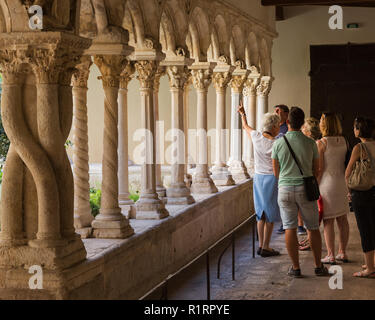 Aix-en-Provence, Provence-Alpes-Côte d'Azur, France.  Cathedral of the Holy Saviour. Cathédrale Saint-Sauveur d'Aix-en-Provence. Group of visitors bei Stock Photo