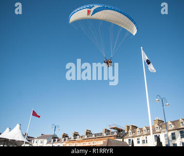 Aberystwyth, West Wales, Sunday 22 May 2016 UK Weather: A day that started out cloudy ended in clear skies and sunshine. A twin paraglider flies low c Stock Photo