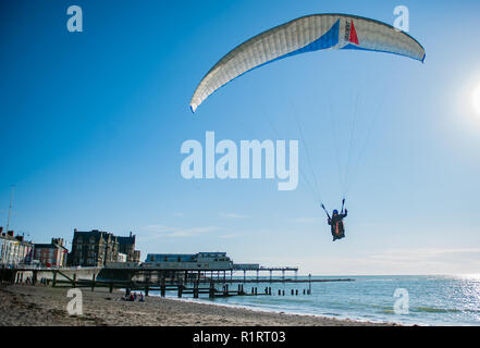 Aberystwyth, West Wales, Sunday 22 May 2016 UK Weather: A day that started out cloudy ended in clear skies and sunshine. A twin paraglider flies low c Stock Photo