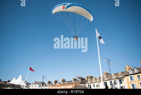 Aberystwyth, West Wales, Sunday 22 May 2016 UK Weather: A day that started out cloudy ended in clear skies and sunshine. A twin paraglider flies low c Stock Photo