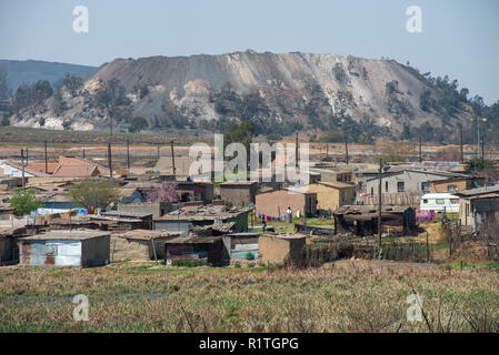 A township situated near a mine dump in Witbank, South Africa. This image is part of a larger body of work about how historic mining activities have affected the environment, water resources and communities in South Africa. The photographer also produced a large-scale photo exhibition and book called 'An Acid River Runs Through It' from selects of this material. Photo: Eva-Lotta Jansson Stock Photo