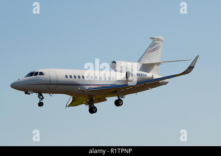 Dassault Falcon 900EX business jet plane N885B. Corporate jet. Private jet. Flying. Landing Stock Photo