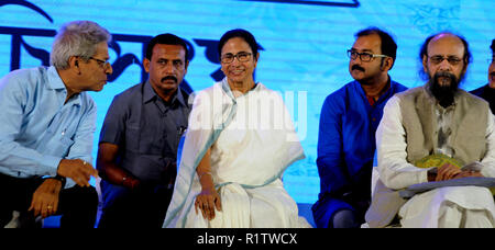 Howrah, India. 14th Nov, 2018. West Bengal Chief Minister Mamata Banerjee (middle) participates in Biswa Bangla Sarod Somman at Nabanna Savaghar in Howrah. Credit: Saikat Paul/Pacific Press/Alamy Live News Stock Photo