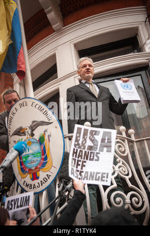 Ecuadorean embassy, London, UK. 5th February, 2016. London's Ecuadorean embassy to give a statement to the waiting media outside. Stock Photo