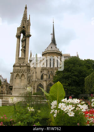 Square Jean XXIII, and the Fountain of the Virgin, with the East end of the Notre-Dame beyond: Ile de la Cité, Paris, France Stock Photo