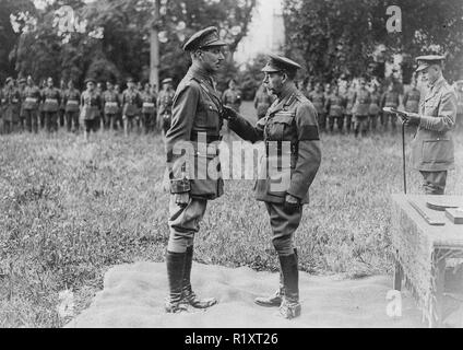 KING GEORGE V awards the Victoria Cross to Second Lieutenant Cecil Knox of the 150th Field Company, Royal Engineers, on 22 March 1918 at Second Army HQ in Blendecques near Calais, France. Stock Photo