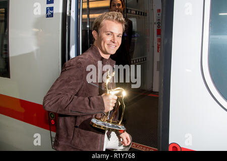 Munich, Germany. 15th November, 2018. 15 November 2018, Bavaria, München: Nico Rosberg, a former racing car driver, gets on an ICE at Munich Central Station and holds a Bambi in his hand. Rosberg accompanies the golden bambios to the media award ceremony in Berlin. Photo: Tobias Hase/dpa Credit: dpa picture alliance/Alamy Live News Stock Photo