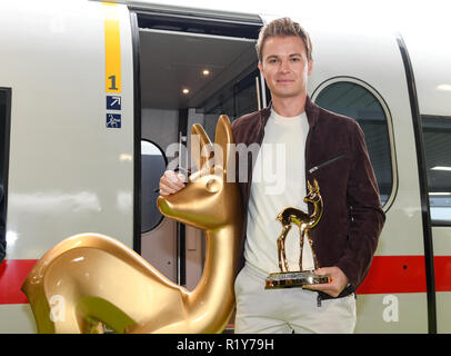 Munich, Germany. 15th November, 2018. 15 November 2018, Bavaria, München: Nico Rosberg, a former racing car driver, stands at Munich Central Station with a Bambi figure and holds a Bambi in his hand. Rosberg accompanies the golden bambios to the media award ceremony in Berlin. Photo: Tobias Hase/dpa Credit: dpa picture alliance/Alamy Live News Stock Photo