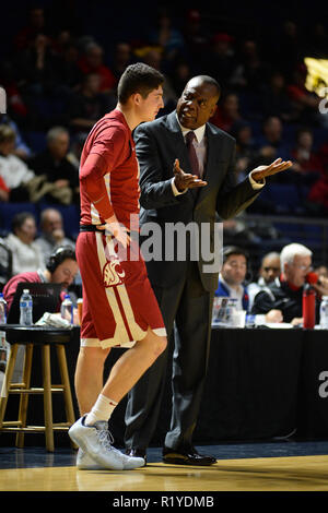 Washington State head coach Ernie Kent, left, hugs DaVonte Lacy after ...