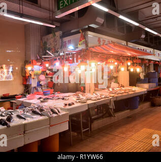 Fish monger in wet market, Sai Ying Pun, Western District, Hong Kong Stock Photo