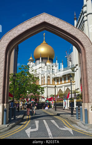 Sultan Mosque in Kampong Glam area, Singapore, a national monument, seen through the Sultan Gate in Kandahar Street Stock Photo