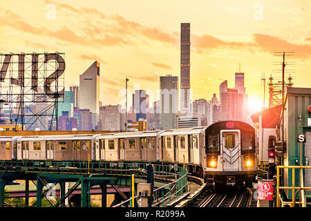 No. 7 Subway Train Long Island City, Queens, Queensboro Plaza, New York City Stock Photo