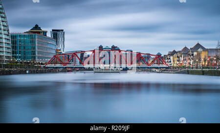 The Detroit Bridge is a Salford Quays landmark.  The 80-metre long footbridge spans Dock 9 linking Harbour City and Metrolink to The Lowry and The Des Stock Photo