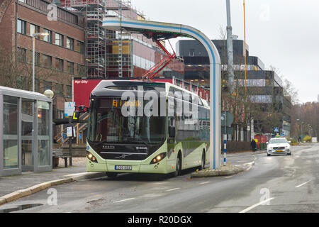 Ricarica auto elettrica: driver holding caricatore elettrico inserito in  una stazione di ricarica. Il 2 marzo 2018. Kiev Expo Center. A Kiev,  Ucraina Foto stock - Alamy