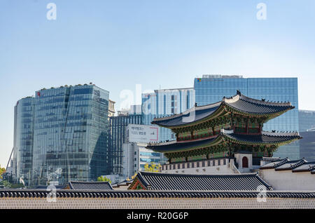 The juxtaposition of the old Gyeongbokgung Palace palace set against the backdrop of modern, tall office blocks in Seoul, South Korea. Stock Photo