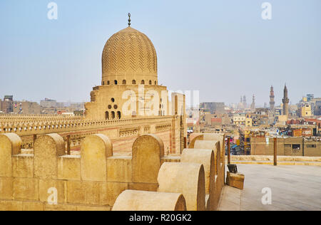 The view from top of Bab Zuwayla Gate on the scenic dome of Sultan Al-Mu'ayyad mosque, decorated with carved zigzag pattern, Cairo, Egypt. Stock Photo