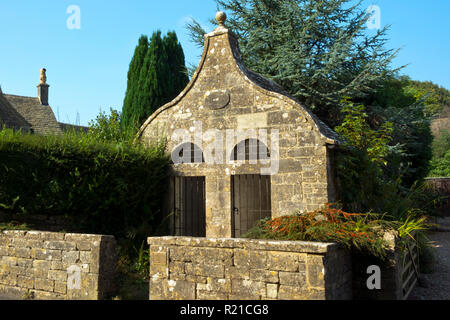 The Old Lock Up, Bisley, Cotswolds, Gloucestershire, UK. Built in 1824, a two-cell lock-up where drunks were kept overnight. Stock Photo