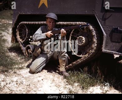 A young soldier of the armored forces holds and sights his Garand rifle like an old timer, Fort Knox, Ky. He likes the piece for its fine firing qualities and its rugged, dependable mechanism 1943 World war two Stock Photo