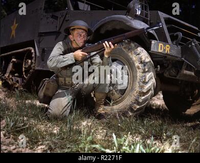 A young soldier of the armored forces holds and sights his Garand rifle like an old timer, Fort Knox, Ky. He likes the piece for its fine firing qualities and its rugged, dependable mechanism 1943 World war two Stock Photo