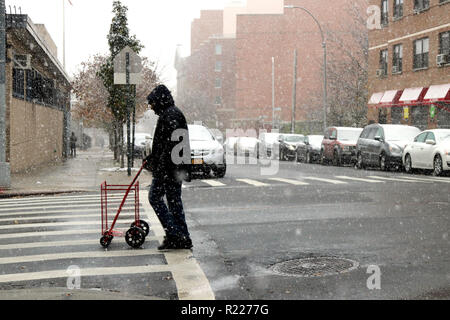 New York City, New York, USA. 15th Nov, 2018. New York, NY, USA. 15 Nov., 2018. City residents are in for the first snowfall of Winter 2019 on 15 November 2018, with 2 to 4 inches expected, making for a difficult commuter for motorists with slippery roads and commuters and pedestrians facing sloppy and windy conditions on their home-bound commute. © 2018 G. Ronald Lopez/DigiPixsAgain.us/AlamyLive News Credit: G. Ronald Lopez/ZUMA Wire/Alamy Live News Stock Photo