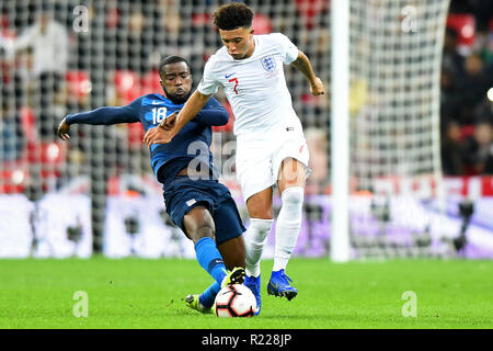 London. United Kingdom. 15th November 2018. USA defender (L) Shaq Moore (18) gets a boot in on England forward (R) Jadon Sancho (7) during the International Friendly match between England and USA at Wembley Stadium. Credit: MI News & Sport /Alamy Live News Stock Photo