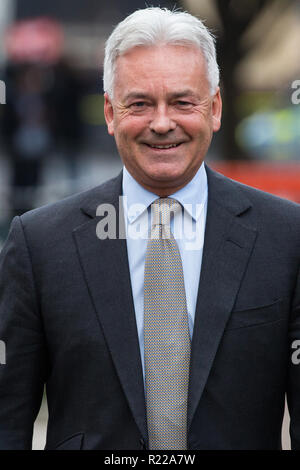 London, UK. 15th November, 2018. Sir Alan Duncan, Minister of State for Europe and the Americas, appears on College Green in Westminster following the Cabinet resignations of Brexit Secretary Dominic Raab and Work and Pensions Secretary Esther McVey the day after Prime Minister gained Cabinet approval of a draft of the final Brexit agreement Credit: Mark Kerrison/Alamy Live News Stock Photo