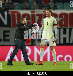 Leipzig, Deutschland. 16th Nov, 2018. firo: 15.11.2018, Football, Landerspiel, National Team, Season 2018/2019, GER, Germany - RUS, Russia, Russia 3: 0 goalkeeper Manuel NEUER with a Russian speedster who holds a Russian flag in his hand | usage worldwide Credit: dpa/Alamy Live News