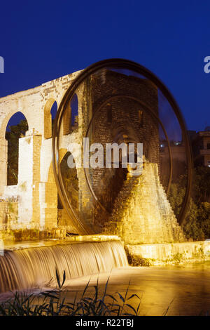 Hama, Hama Governorate, Syria : 14th century al-Muhammadiyah noria on the Orontes river at night, the larget of the Hama water wheels and its old aque Stock Photo
