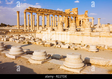Palmyra, Homs Governorate, Syria - May 26th, 2009 : Great colonnade and 3rd century Monumental Arch of Triumph of Palmyra,  a Roman ornamental archway Stock Photo