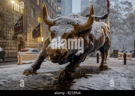 New York, United States. 15th Nov, 2018. Wall Street Bull statue covered in snow as New York City was hit by the first snow of the season on November 15, 2018 around noon, bringing a hodge-podge wintry conditions. The city's emergency management service advised New Yorkers to be aware of slippery conditions, also issued a travel advisory for Thursday particularly during the evening commute. Credit: Erik McGregor/Pacific Press/Alamy Live News Stock Photo