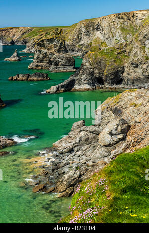 The dramatic coastline at the Bedruthan Steps in North Cornwall, England Stock Photo