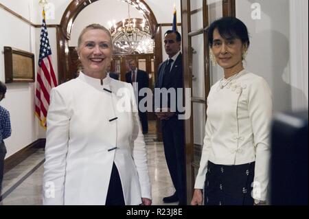US Secretary of State, Hillary Clinton with Burmese pro-democracy leader, Aung San Suu Kyi 2011 Stock Photo