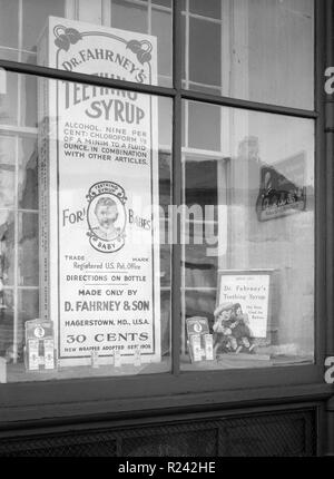 Patent medicine shop. Hagerstown, Maryland 1937. By Arthur Rothstein, 1915-1985 Stock Photo