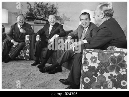 US President Richard Nixon and Japanese Prime Minister Kakuei Tanaka 1972. Masayoshi ?hira (Left) Japanese Foreign Minister; William Rogers US Secretary of State (right) Stock Photo