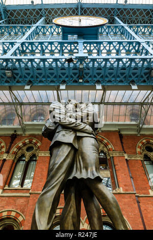 Paul Day's Meeting Place statue, known as the Lovers, St. Pancras, historic Victorian Gothic railway station, London, England, United Kingdom, Europe Stock Photo
