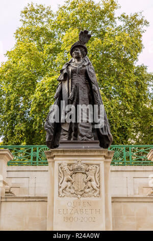 The Queen Mother (Queen Elizabeth) memorial statue in The Mall, London, England, United Kingdom, Europe Stock Photo