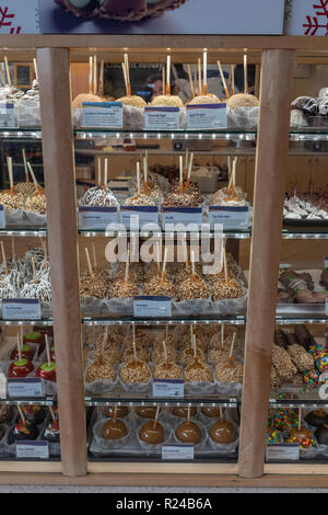 window display of candy apples and other confectioneries Stock Photo