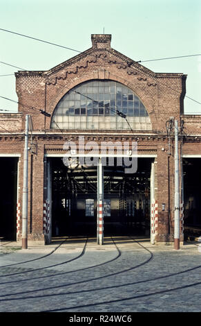 Die Remise Währing, Kreuzgasse ist eine ehemalige, denkmalgeschützte Remise der Wiener Linien. Der Gebäudekomplex befindet sich im Bezirksteil Währing Stock Photo