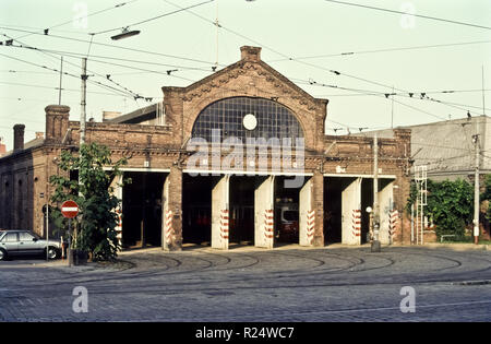 Die Remise Währing, Kreuzgasse ist eine ehemalige, denkmalgeschützte Remise der Wiener Linien. Der Gebäudekomplex befindet sich im Bezirksteil Währing Stock Photo