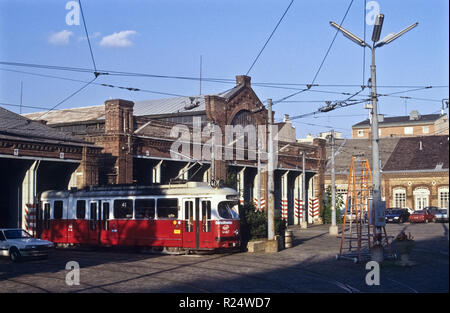 Die Remise Währing, Kreuzgasse ist eine ehemalige, denkmalgeschützte Remise der Wiener Linien. Der Gebäudekomplex befindet sich im Bezirksteil Währing Stock Photo