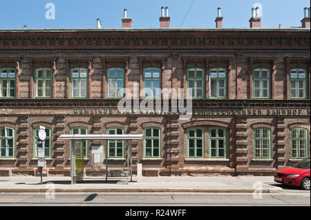 Die Remise Währing, Kreuzgasse ist eine ehemalige, denkmalgeschützte Remise der Wiener Linien. Der Gebäudekomplex befindet sich im Bezirksteil Währing Stock Photo