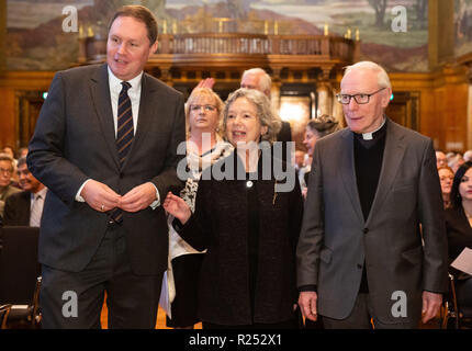 Hamburg, Germany. 16th Nov, 2018. During the award ceremony of the Hannelore-Greve Literature Prize at Hamburg City Hall, the writer Ulla Hahn talks to the Senator for Culture Carsten Brosda (l, SPD) and Archbishop Werner Thissen (r). The Literature Prize, endowed with 25,000 euros, will be awarded for the eighth time. Credit: Ulrich Perrey/dpa/Alamy Live News Stock Photo