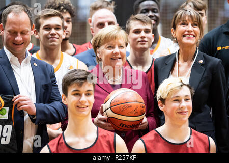 Chemnitz, Germany. 16th Nov, 2018. German Chancellor Angela Merkel (C) poses for group photos with members of the basketball club Niners Chemnitz during her visit in Chemnitz, eastern Germany, on Nov. 16, 2018. Angela Merkel on Friday clarified her refugee policy during her visit to Chemnitz, a place regarded as the center of several severe xenophobic protests months ago. Credit: Kevin Voigt/Xinhua/Alamy Live News Stock Photo