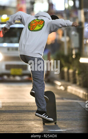 Shinjuku, Tokyo, Japan. 16th Nov, 2018. A man uses his skate board at Shinjuku in Tokyo Japan on Friday November 16, 2018. Photo by: Ramiro Agustin Vargas Tabares Credit: Ramiro Agustin Vargas Tabares/ZUMA Wire/Alamy Live News Stock Photo