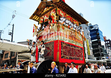KYOTO, JAPAN: A highly decorated float along with its accompanying men in traditional Japanese clothes is being dragged in a parade during the Gion Ma Stock Photo