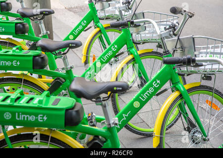Limebike Dockless Lime e electric bicycles in Sydney city centre,NSW, Australia Stock Photo
