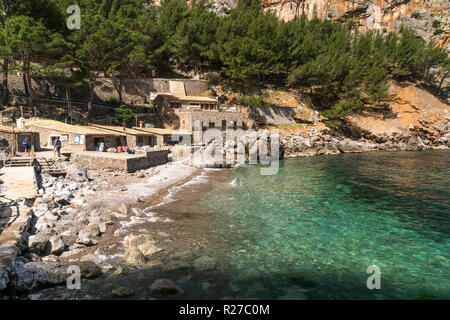 Strand und Bucht Platja de sa Calobra, Serra de Tramuntana, Mallorca, Balearen, Spanien  | Beach and bay Platja de sa Calobra, Serra de Tramuntana,  M Stock Photo