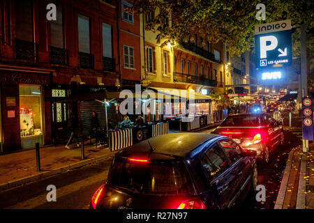 Cars queing to enter the multi-storey car park in the Place des Carmes, Toulouse, France Stock Photo
