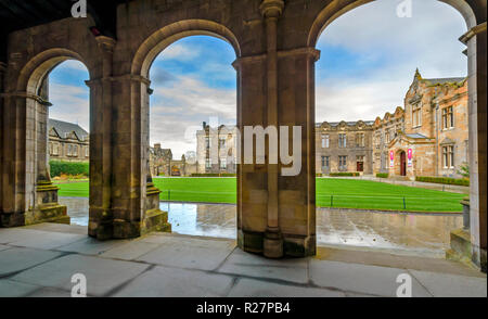 ST ANDREWS FIFE SCOTLAND ST SALVATORS COLLEGE THE CLOISTERS QUADRANGLE AND LAWN Stock Photo