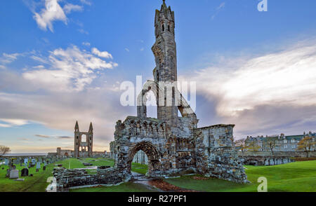 ST ANDREWS FIFE SCOTLAND THE CATHEDRAL RUINS REMAINS OF A SINGLE TOWER AND TWIN TOWER Stock Photo